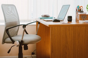 Jak wybrać krzesło biurowe: nośność, materiał i pozostałe parametry