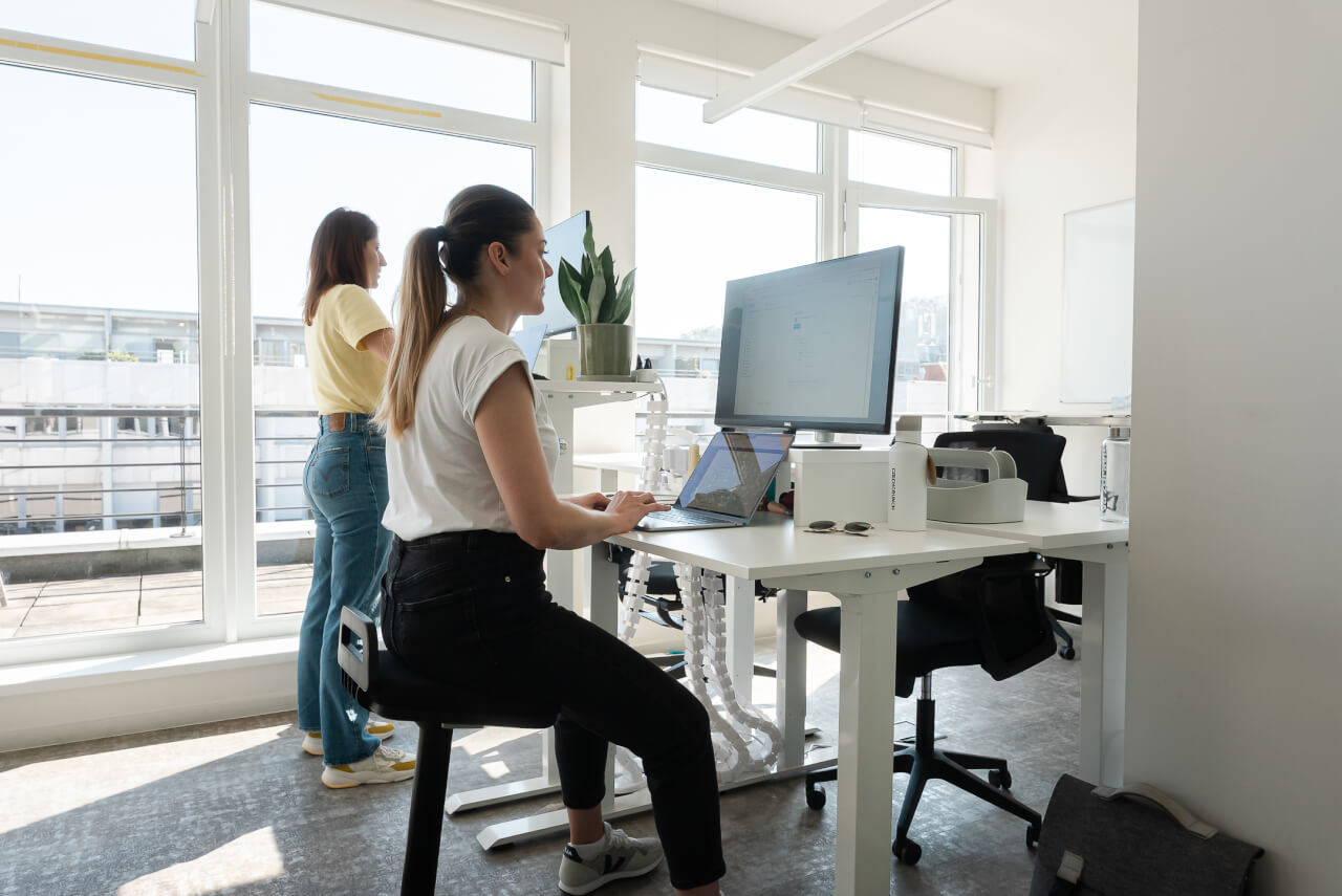 Hot desk w biurze: jak urządzić wygodne stanowisko pracy?